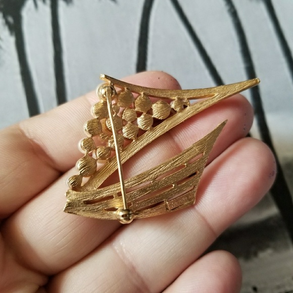 Amazing VTG Trifari Sailboat Brooch - Picture 5 of 5